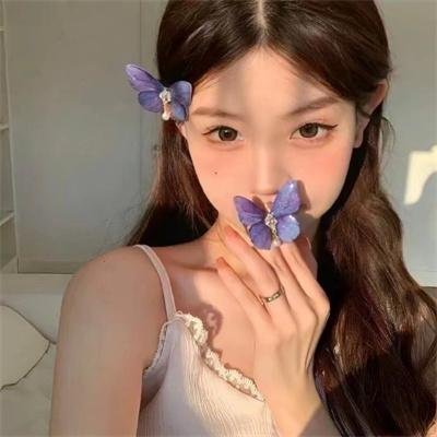 随盲柳入眠的女人